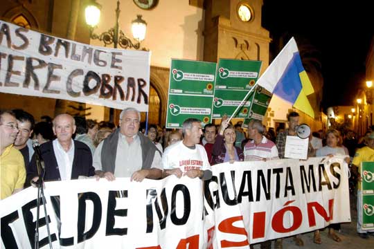 Unas 400 personas se concentraron anoche en Telde para expresar públicamente su repulsa a los miembros del gobierno municipal por su presunta implicación en el  caso Faycán .