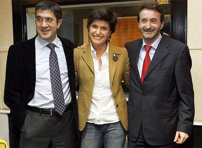 María San Gil, Josu Jon Imaz y Patxi López, tras el debate en la SER al cumplirse ocho meses de alto el fuego permanente.