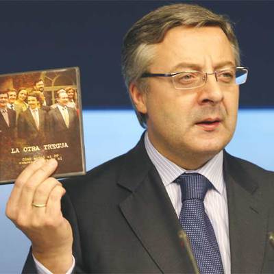 Blanco muestra el dvd 'La otra tregua', que retrata la gestión del PP en 1998.