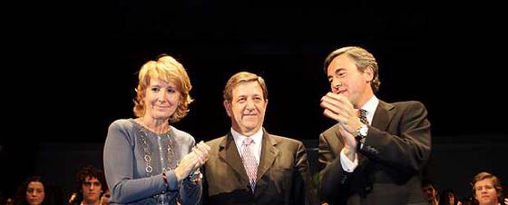 Esperanza Aguirre, Ángel Acebes y el alcalde de Villanueva de la Cañada, Luis Partida, en la clausura del acto de presentación de los candidatos a la alcaldía de diecisiete municipios madrileños.