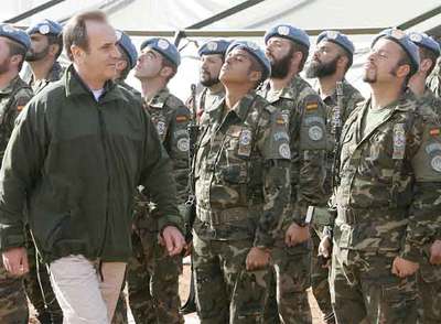 José Antonio Alonso pasa revista a una representación de las tropas españolas, a su llegada al aeropuerto de Beirut.