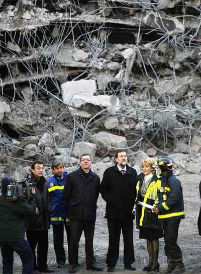 Los representantes del Partido Popular han recorrido las instalaciones del aparcamiento del aeropuerto devastadas tras el atentado de ETA.