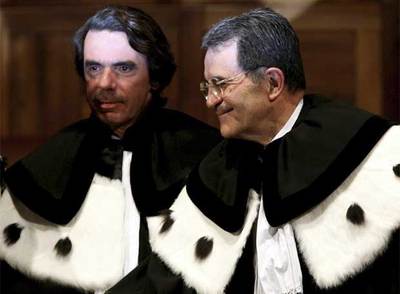 José María Aznar junto a Romano Prodi tras ser investidos doctores 'honoris causa'