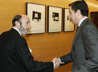 El ministro del Interior, Alfredo Pérez Rubalcaba, se reúne con los portavoces parlamentarios para tratar de consensuar un acuerdo contra ETA. El portavoz del PP, Eduardo Zaplana, ha sido el primero en entrevistarse con Rubalcaba.