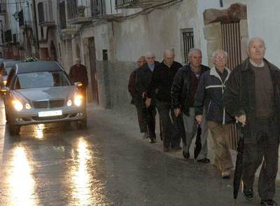 Torrecilla de Alcañiz se despide de los tres bebés fallecidos en el incendio de una vivienda