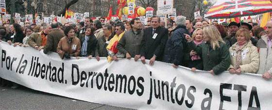 Miles de personas rechazan en Madrid la negociación con ETA