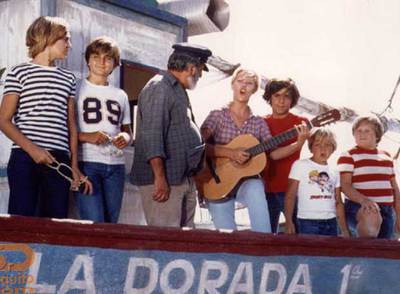 La pandilla de  Verano Azul , en el capítulo en el que se atrincheran en el barco de Chanquete.