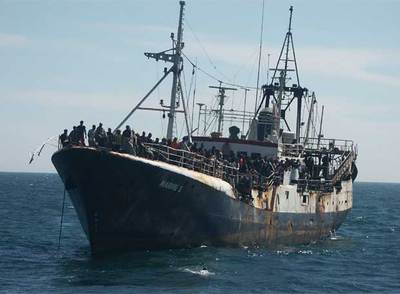 El buque espera la autorización del Gobierno de Mauritania para desembarcar a los más de 370 inmigrantes.