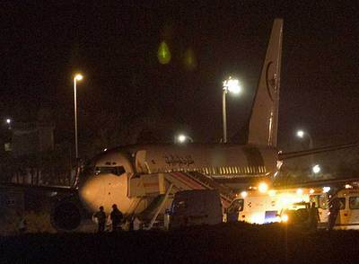 El avión de Air Mauritanie, tras aterrizar anoche en Las Palmas con 79 personas a bordo.