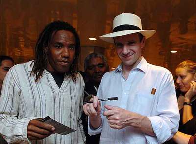 Despedida la azafata que mantuvo relaciones con Fiennes en los baños