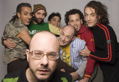 Imagen del grupo Tea Packs, autor del tema  Kaftor Adom  ( Presiona el botón ).