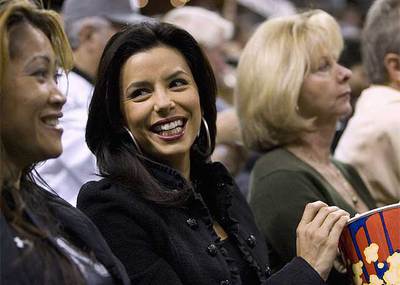 Longoria, que no se pierde un partido de su chico, sentada en la cancha de los Sacramento Kings para ver el encuentro con los San Antonio Spurs.