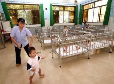 Una cuidadora en el orfanato de la localidad vietnamita de Ho Chi Minh, donde la actriz ha adoptado al niño de tres años y medio.