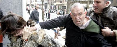 Un hombre forcejea tras producirse la agresión al dirigente del Foro Ermua Antonio Aguirre, hoy en las inmediaciones del Palacio de Justicia de Bilbao, donde se habían congregado centenares de personas para arropar al  lehendekari  Ibarretxe en su segunda declaración ante el Tribunal Superior vasco por reunirse con Batasuna.