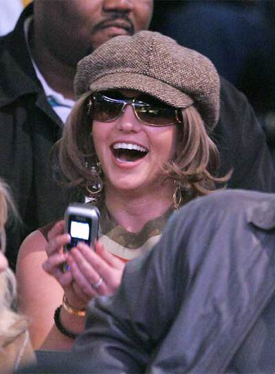 Britney Spears acudió ayer a un partido de la NBA entre los Phoenix Suns y Los Angeles Lakers