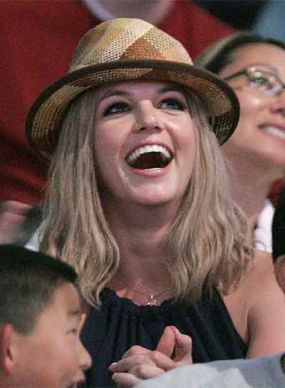 Britney Spears se ha convertida en una adicta a comprar pelucas desde que, en un arrebato, se cortó el pelo al cero. Así lo cuenta una fuente próxima a la cantante estadounidense, que indica que se ha dejado más de 60.000 dólares en pelucas, sombreros de época, ropa, lencería, perfume y ropa en menos de un mes. Spears, de 25 años, se rapó el pelo antes de entrar en un centro de rehabilitación.