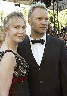 El cantante británico Sting, ex miembro de The Police y actor ocasional, no ha querido perderse el festival de Cannes. Sting y su esposa, Trudie Styler, acudieron al estreno de la película  Mystic River , un  thriller , dirigido por Clint Eastwood.