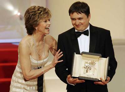 El director rumano Cristian Mungiu recoge la Palma de Oro por su película 'Cuatro meses, tres semanas y dos días'  de mano de Jane Fondo