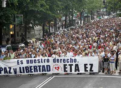 Miles de ciudadanos se manifiestan en Bilbao para reclamar la desaparición de ETA