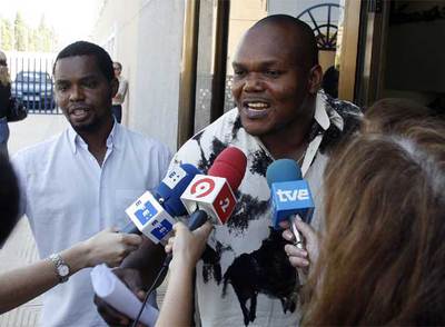 Los hermanos de Osamuyia Akpitaye, a su llegada hoy al Instituto Anatómico Forense de Alicante