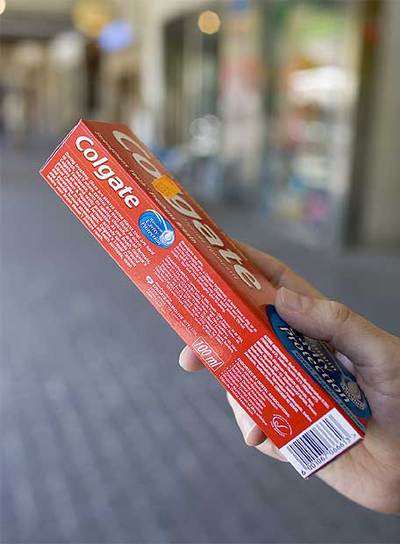 Un tubo de pasta Colgate falso y fabricado en Suráfrica.