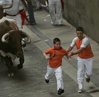 Luis Gómez y su hijo de 10 años, en la cuesta de Santo Domingo (Pamplona).