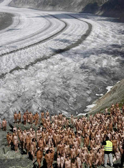 600 personas desnudas sobre el glaciar de Alestsch