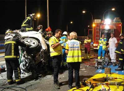 Miembros del Samur, bomberos y policía, en el lugar del accidente.