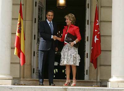 Zapatero y Aguirre se saludan al inicio de su entrevista en la Moncloa.