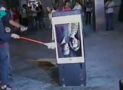 En libertad sin medidas cautelares el joven que quemó la foto de los Reyes