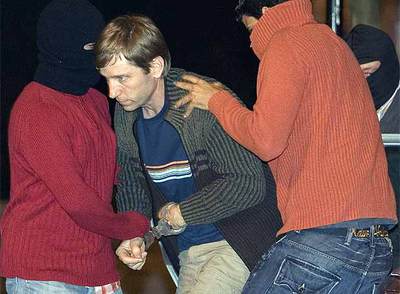 Garzón ordena detener a toda la cúpula de Batasuna