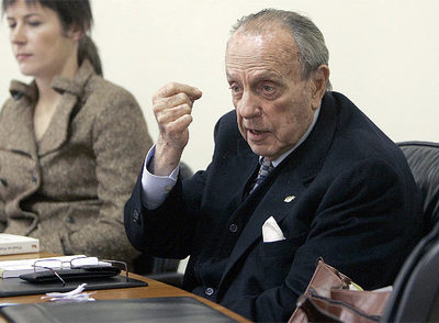 El ex presidente de la Xunta de Galicia y senador Popular, Manuel Fraga, durante su comparecencia en la comisión del Parlamento de Galicia para investigar las cuentas de la Cidade da Cultura.