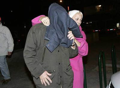 Uno de los imputados por corrupción abandona los juzgados de la plaza de Castilla.