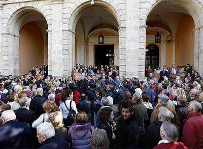 Concentracion ante el Ayuntamiento de Sevilla en repulsa por el último atentado de ETA.