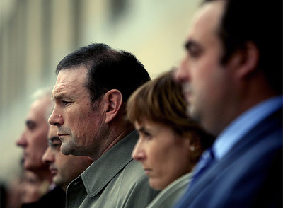 El  lehendakari , Juan José Ibarretxe, durante la concentración en Vitoria en repulsa por el asesinato de un guardia civil a manos de un  comando  de ETA.