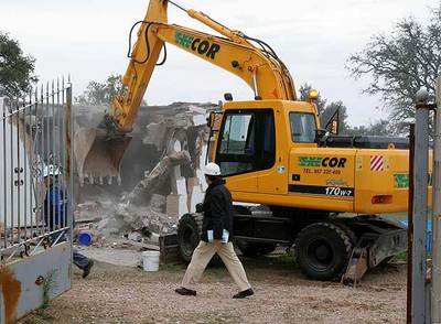 Una excavadora durante la demolición de las cinco viviendas ilegales en una urbanización de la localidad cordobesa de Obejo.