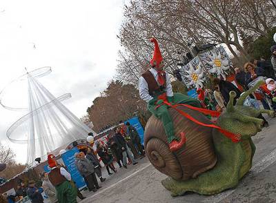 Un duende saluda a los primeros visitantes del  Árbol de los Deseos  del Retiro.
