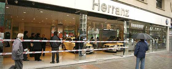 Fachada del concesionario robado, situado en el número 8 de la calle O'Donnell de Madrid.