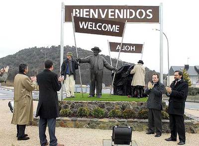 Pepe Isbert saluda desde hoy a los visitantes de la localidad madrileña donde se rodó el filme.