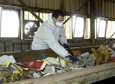 Un policía busca en la basura recogida desde el pasado domingo en la zona de Huelva alguna pista sobre Mari Luz.