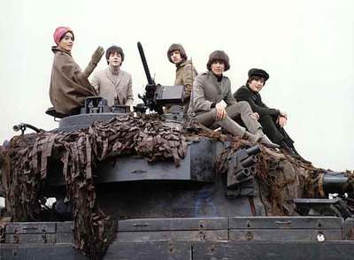 Los Beatles, en otro momento del rodaje de  Help!,  de 1965.