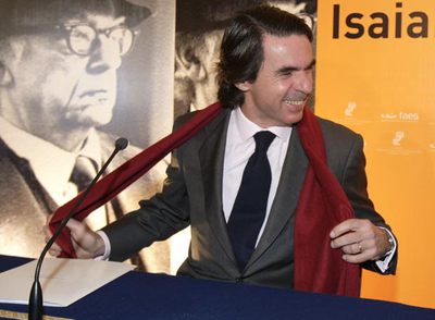 Aznar acusa al PSOE de aplicar "viejas prácticas caciquiles" para "las compras de votos"