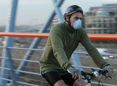 Un joven hace deporte la semana pasada en el Campo de las Naciones con una mascarilla.