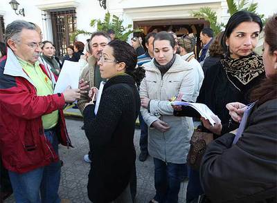 Concentración de vecinos de Mijas a la puerta del Ayuntamiento en protesta por la orden de demolición de sus viviendas.