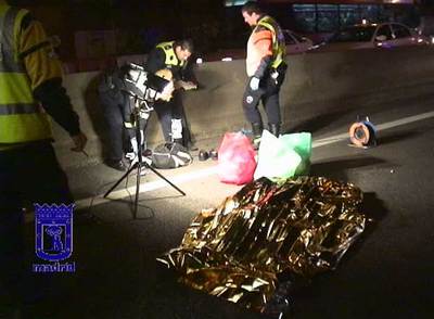 El cadáver, tapado con una manta en la cuneta.