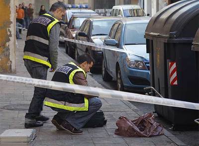 Agentes de la Policía Científica inspeccionan el lugar donde estaba una recién nacida en una céntrica plaza de Almería.