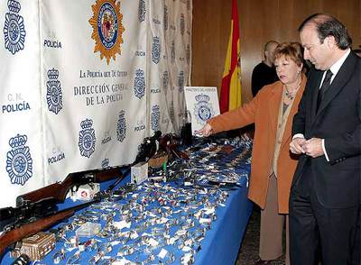 Joan Mesquida y Soledad Mestre observan el botín recuperado en la operación Gold.