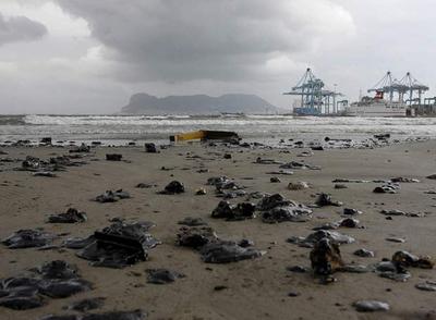 España llama a consultas al embajador británico por la actuación de Gibraltar con el 'New Flame'