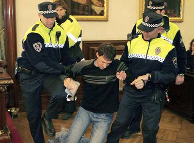 Expulsados del Pleno municipal de Pamplona dos concejales de ANV tras interrumpir la sesión