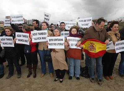 Simpatizantes del PP de Fuengirola protestan por el vertido del  New Flame  en la playa de El Rinconcillo (Algeciras).